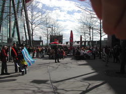 Vorplatz der Kölnarena mit Fans